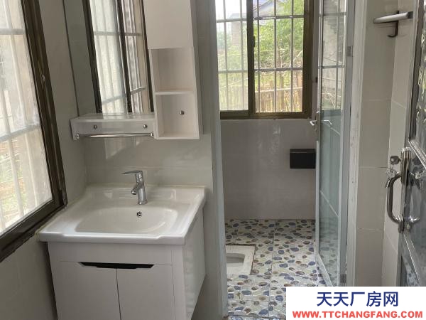湘潭市湘乡市 灰虞线边上，水电齐全，有办公室、卫生间及停车坪
