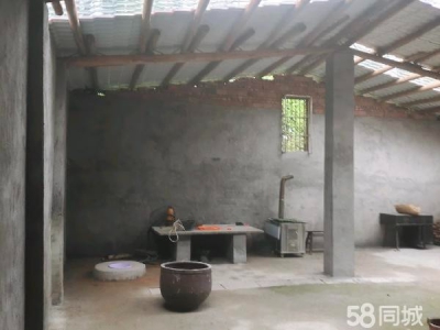湘潭市湘乡市 玲子桥路边。80平，另一个小套间可出租，租金另算。贴在房在图4