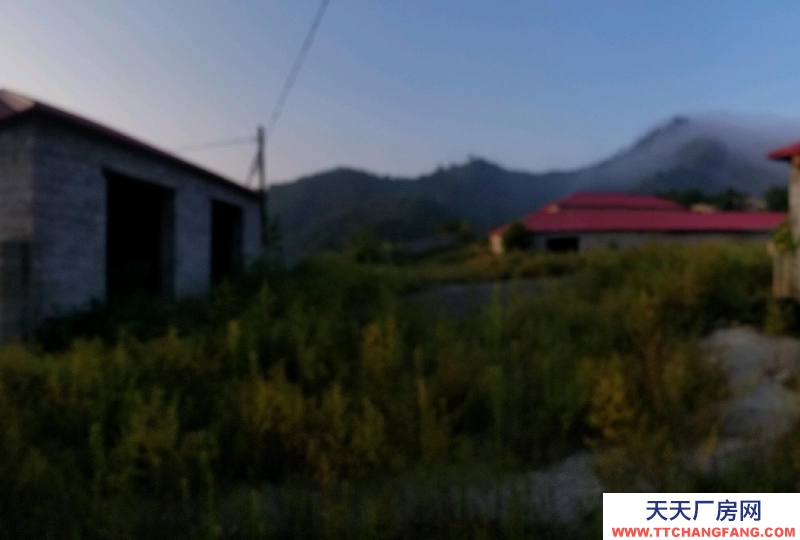秦皇岛 青龙 大型养殖场，厂房，外加斜山坡面积更大