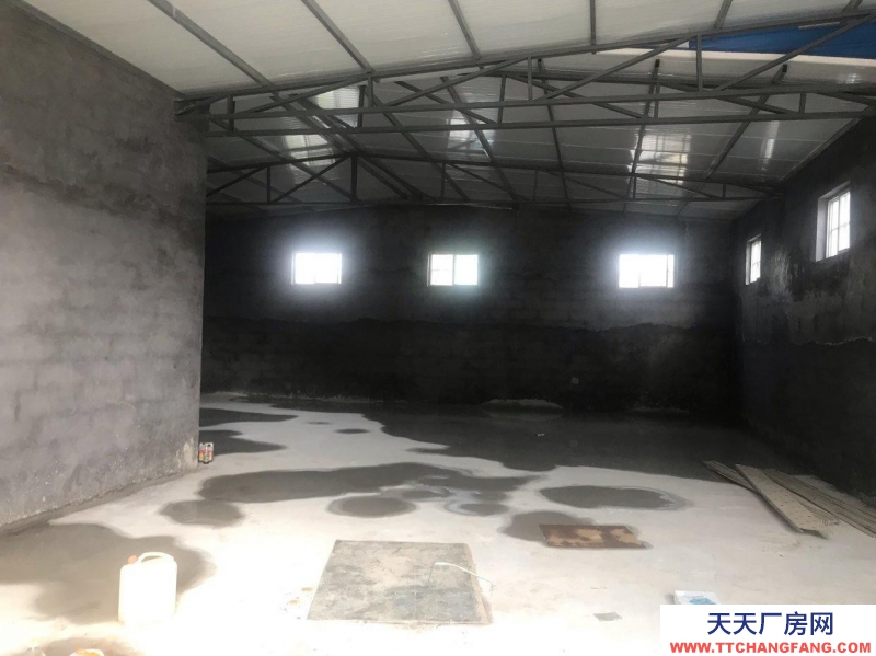德州齐河水电齐全，有三相电，仓库门前带停车厂，有独立办公区域