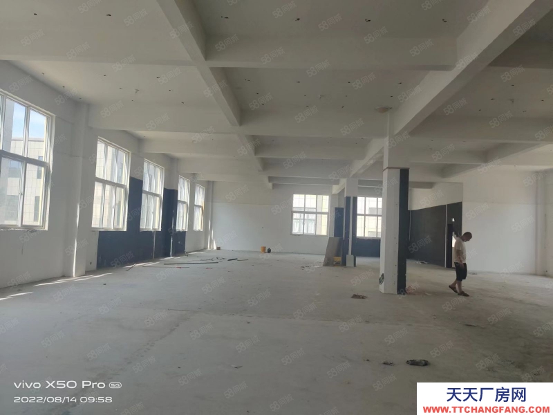 菏泽牡丹厂房面积8000平，宽敞明亮，适合做工业。周围交通便利，出行，购物方便