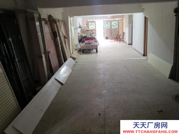 岳阳市平江区 伍市集镇平伍公路旁240平仓库另含水泥坪二室一厅一厨一卫。