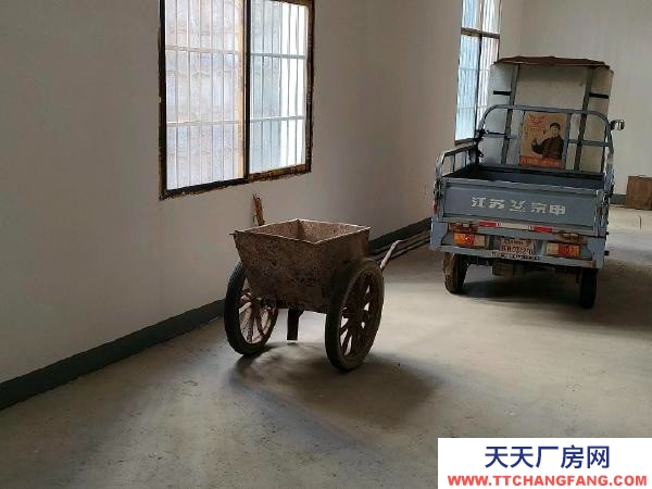 岳阳市汨罗区 汨罗汽车总站正对面，交通便利，进出方便，可做仑库或小型加工厂
