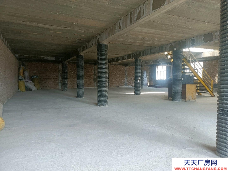 西宁交通便利，道路宽广，门口可停车，9米的货车可进
