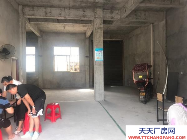 郴州市临武区 马路旁，可进大车，前面大操场
