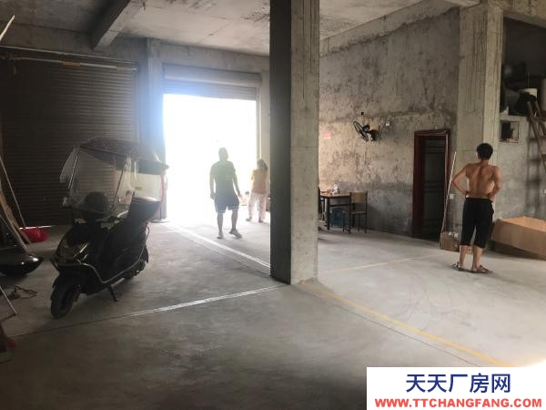 郴州市临武区  仓库停车方便，前面一大操平，临马路