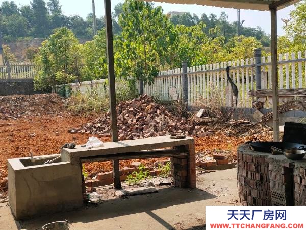 永州市冷水滩区仓库出租 在永州大道主路，办公房屋4间,简易厂房一栋,。水电齐全。