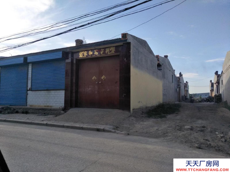(出售) 房子三上三下小院一外，邻街，大路边，出路宽。居住，商用，