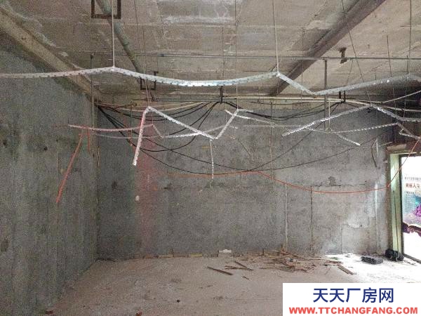 娄底市娄星物资仓库 在娄底沃尔玛超市旁，交通便利，方便停车卸货。