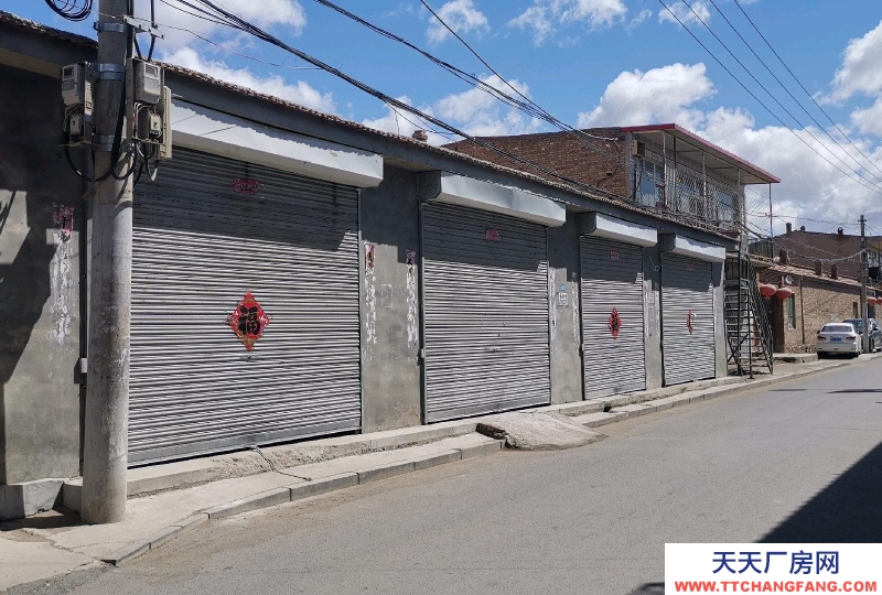 (出租) 新城库房长方形能进叉车。每间100平米共有三间，可整租也可分租