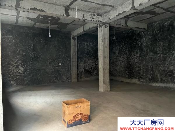 湘西市吉首物资仓库 可进厢式货车，停车方便，带有车位