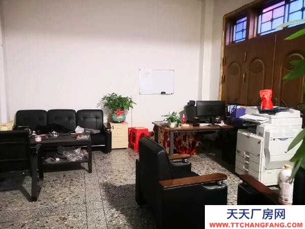 湘西市吉首物资仓库 高新区宏达广场周边，交通便利，车可以开到门口