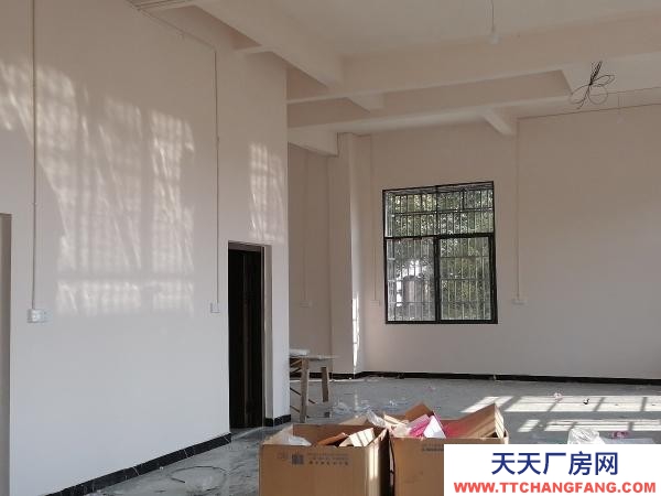 湘西市龙山肉制品厂房  有停车场，可做厂房，培训班，网吧，仓库等