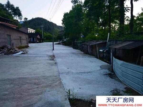张家界市永定机加工厂房 厂房为私房架空层，150平左右，门前有几百平米空塔子。