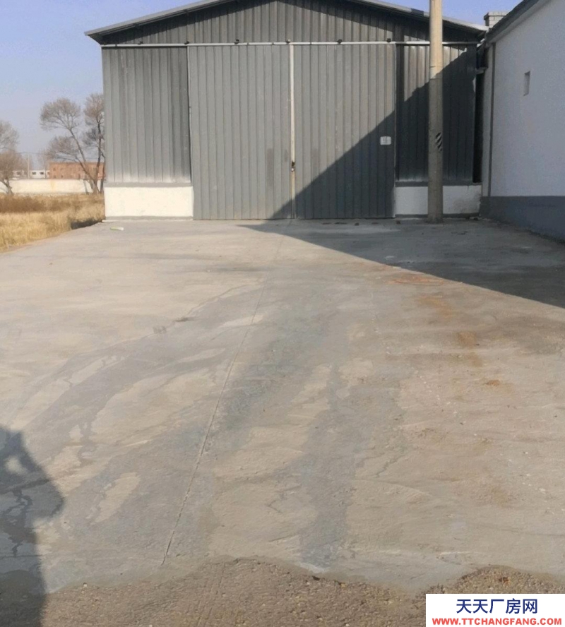 (出租) 和林格尔库房紧邻公路边50米，交通便利，水电齐全，