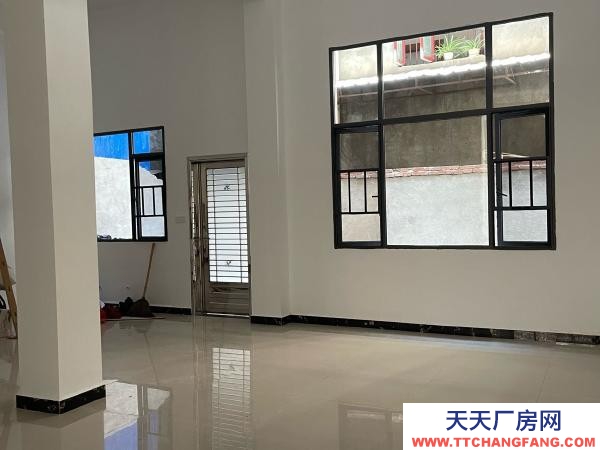 张家界市慈利物资仓库 一楼门面120平方米，水电齐全，有卫生间，洗手台