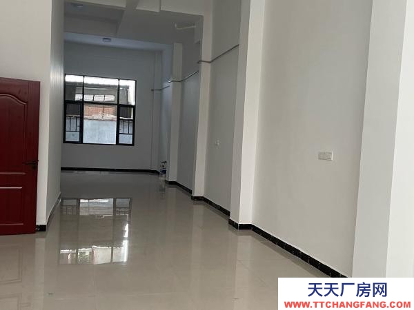 张家界市慈利物资仓库 一楼门面120平方米，水电齐全，有卫生间，洗手台