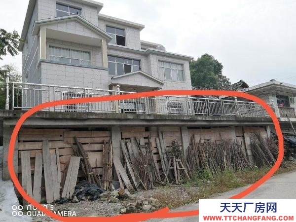 张家界市桑植罐头厂房  乡道上，隔高速路出口近，交通方便。四间连通的，也可分割出租。
