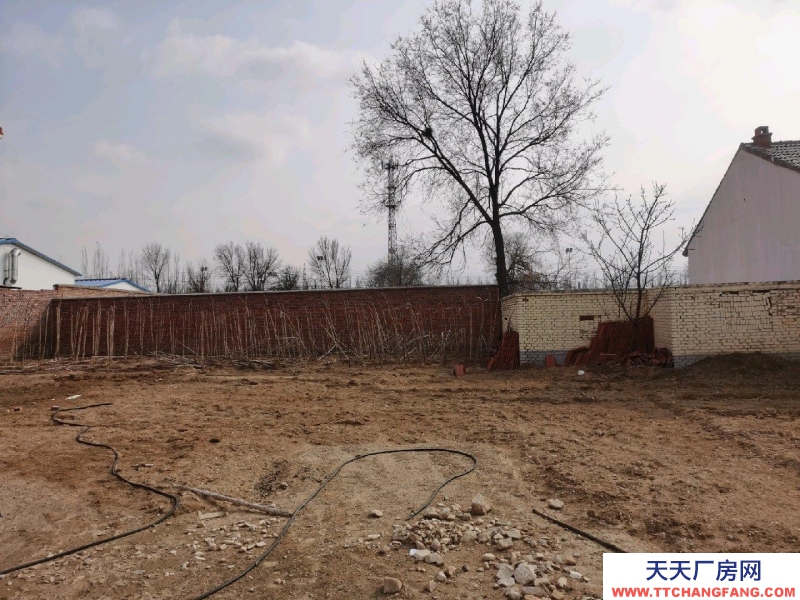 张家口 怀来 (出租) 南水泉中学路南，公路旁，可做仓库，厂房。租金面议。