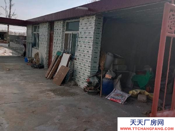 银川市贺兰机加工厂房 民用，前面是四合院儿，后面是羊圈