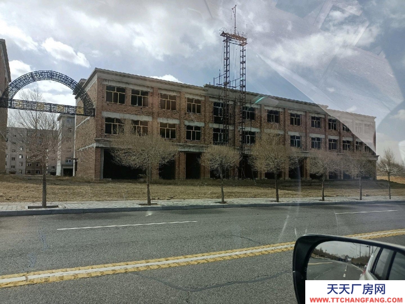 (出售) 包头养殖场土地4000平米已建房屋2千平米道路方便大车出入
