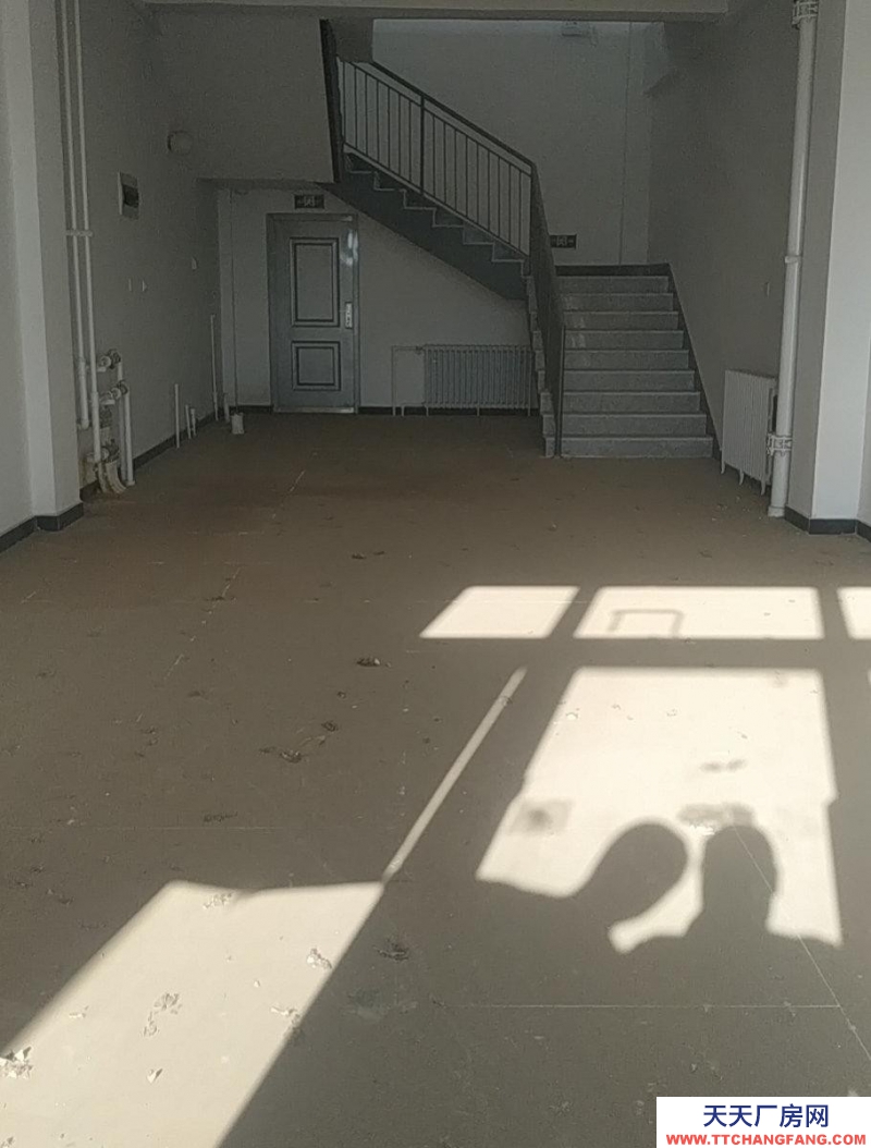 (出售) 赤峰临街商厅，，位置佳，有停车位
