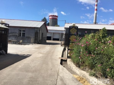 鸡冠粮食加工厂房及院内地面水泥硬化干净整洁。图1