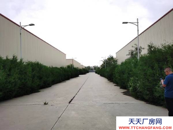 吴忠市利通物资仓库 工厂闲置仓库，交通便利，水电等设施齐全，面积大，租金低。