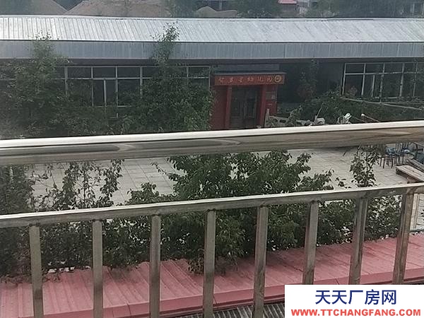 兴安靠道边三层楼商服照，后面大面积厂房，空地，所有房屋有照 饮料厂房