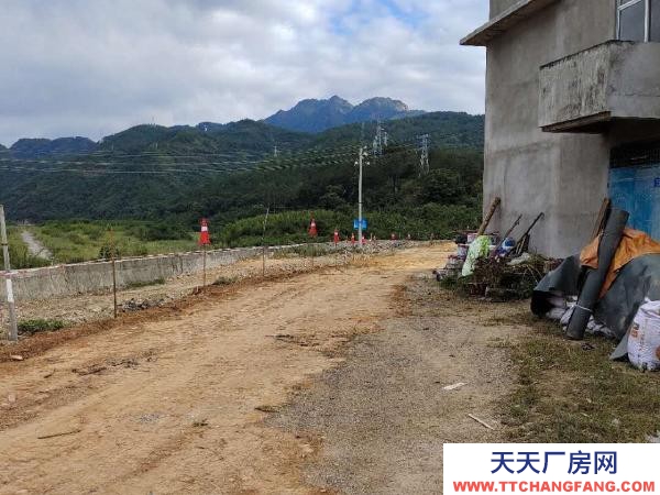 福州市永泰物资仓库 永泰县葛岭鎮沿路边三层民房出租。