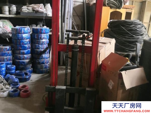 东安位置优越，交通方便，库房平整。有电控门