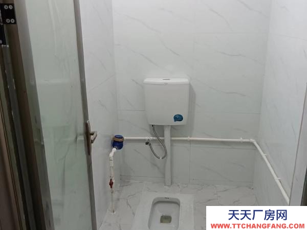 赣州市信丰物资仓库 房屋出租，一楼可办公、住人，独立卫生间。制衣、窗帘加工