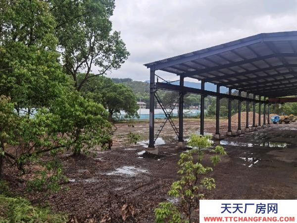 赣州市于都机加工厂房 水电三通，办公室，宿舍已完善，可进17.5挂车，个人厂房。
