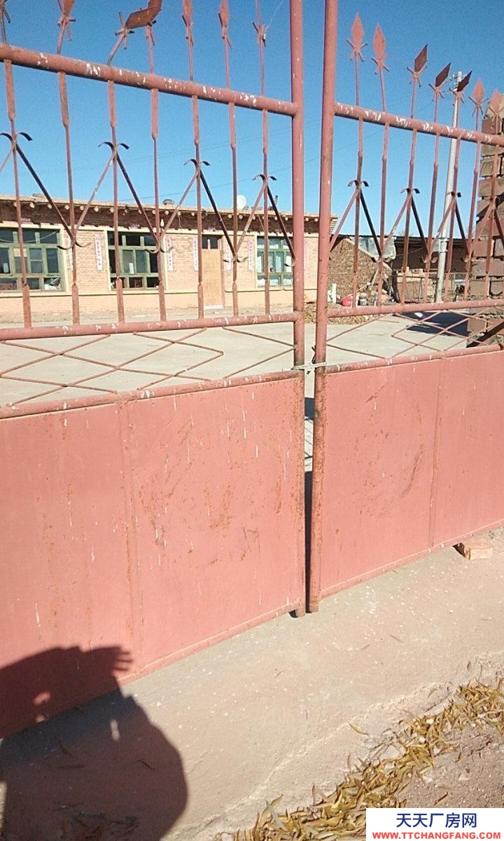 (出售) 巴彦淖尔房屋占地面积3亩有鱼塘一个可做养殖厂房房屋占地面积共12亩