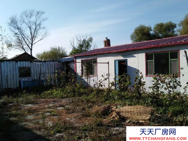 绥棱县铁西街塑钢厂房场地，有动力电，紧邻火车站交通便利