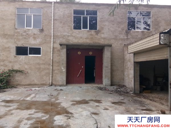 湟中上下两层共930㎡，门口有车位。