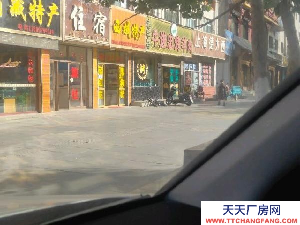 格尔木江源路东市场对面，是两个后院。