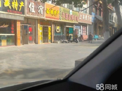 格尔木江源路东市场对面，是两个后院。图1