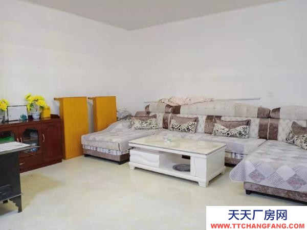 格尔木砖混结构，有一地下室，水电齐全，家具基本全新