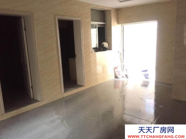 九江市瑞昌物资仓库 (出租) 该房位于瑞昌市柳湖公园，建设银行旁，一楼，做仓库非常方便