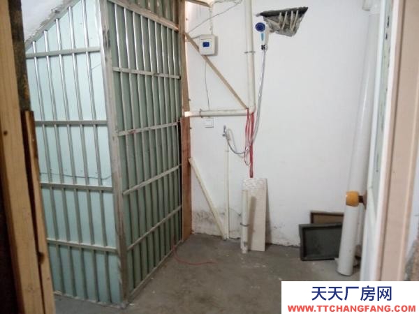 九江市修水物资仓库 以前买的车库 简单装修通水电 有单人床和桌子卫生间