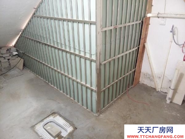九江市修水物资仓库 以前买的车库 简单装修通水电 有单人床和桌子卫生间