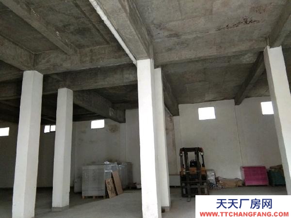 宜春市袁州机加工厂房 本厂房是水泥框架结构，内高5.2米。交通方便可进大挂车。