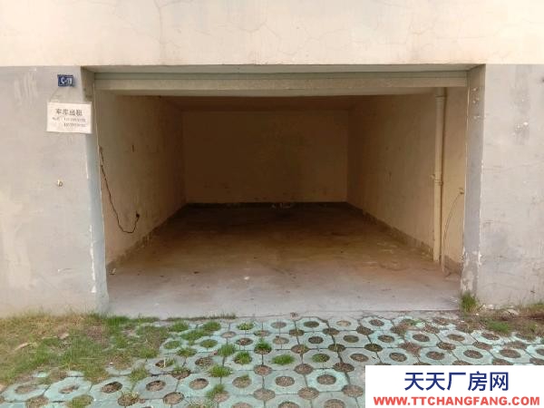 宜春市袁州物资仓库 车库前面还有停车位，价格便宜，停车或放货物的理想选择。
