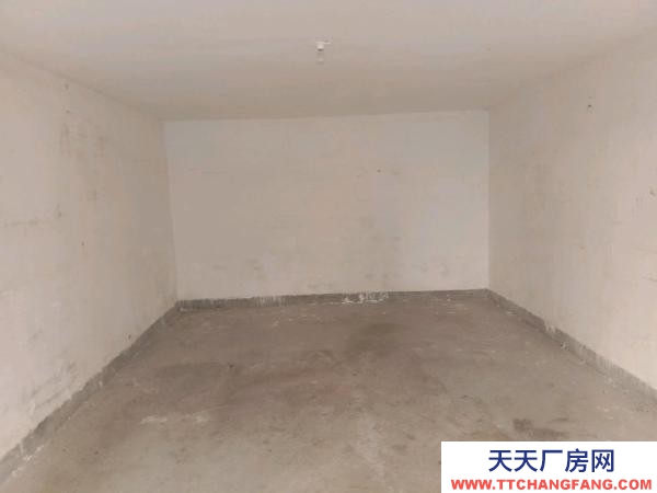 宜春市袁州物资仓库 车库前面还有停车位，价格便宜，停车或放货物的理想选择。
