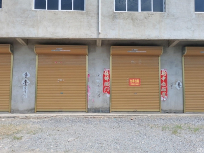 (出租) 四间房子，门口就是水泥路，交通方便。