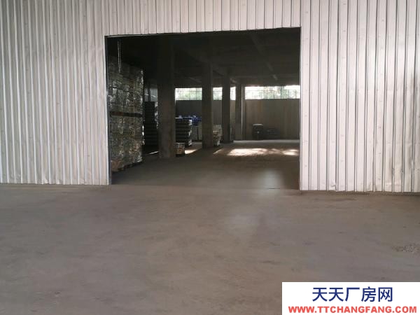 宜春市樟树物资仓库 六码头散货场，有铁路专用线直通库房里。