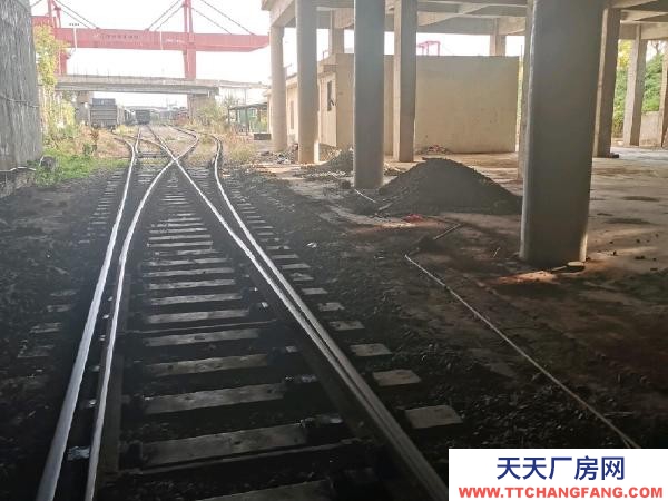 宜春市樟树物资仓库 六码头散货场，有铁路专用线直通库房里。