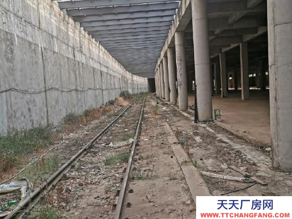宜春市樟树物资仓库 六码头散货场，有铁路专用线直通库房里。