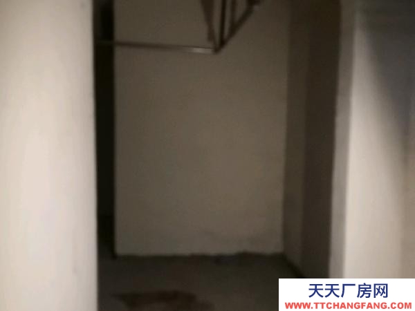 宜春市高安物资仓库 地下储藏间，小车进出很方便